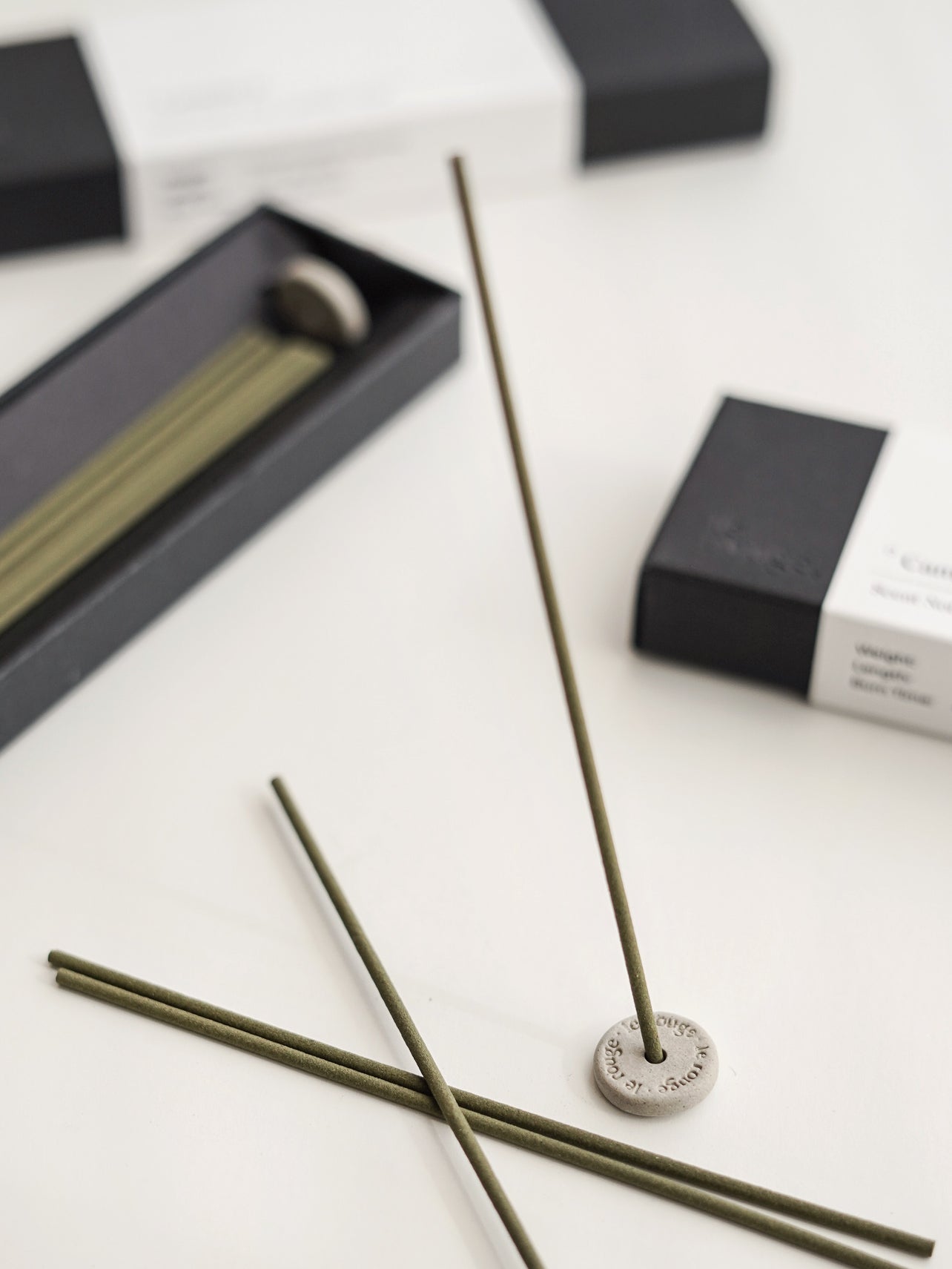 Camélia 11 - Camellia & Pear & Musk - Premium Incense- 19 Sticks